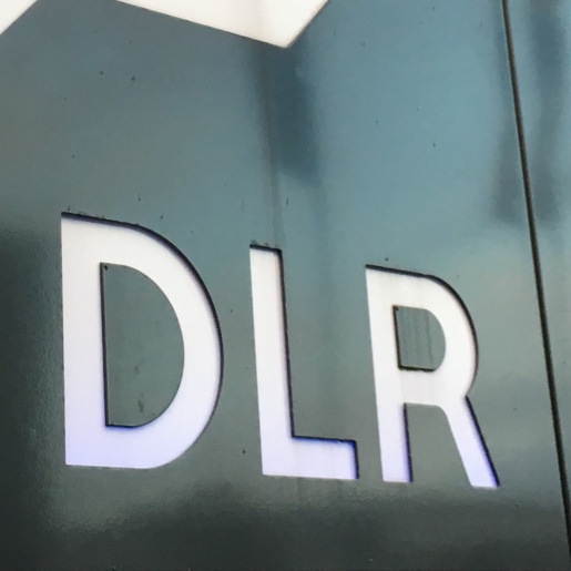 Eine dunkle Wand mit weißer Beschriftung "DLR"